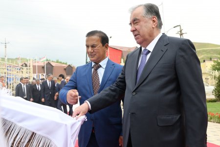 Ба истифода додани гулгашт ва майдони Парчами давлатӣ дар маркази деҳаи Ғарғараи ноҳияи Данғара
