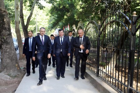 ЁВОН. ТАҚДИМИ ТУҲФАҲО АЗ ҶОНИБИ РАИСИ ВИЛОЯТ БА ЯТИМОН ВА ХОНАНДАГОНИ МАКТАБ-ИНТЕРНАТ