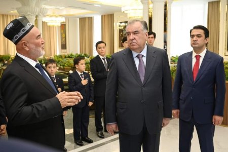 Пешвои миллат Эмомалӣ Раҳмон дар ноҳияи Сино бинои тарабхонаи «Баҳор — Фарел»-ро мавриди истифода қарор доданд