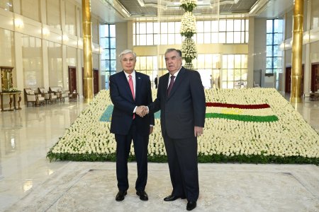 Истиқболи Президенти Ҷумҳурии Қазоқистон Қосим-Жомарт Токаев дар Фурудгоҳи байналмилалии Душанбе