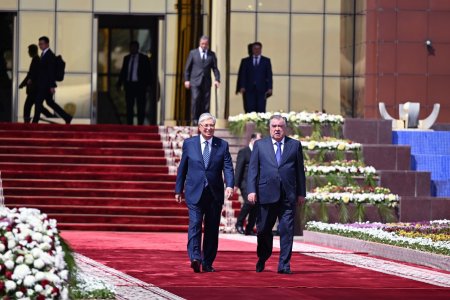 Гусели Президенти Ҷумҳурии Қазоқистон Қосим-Жомарт Токаев дар Фурудгоҳи байналмилалии Душанбе