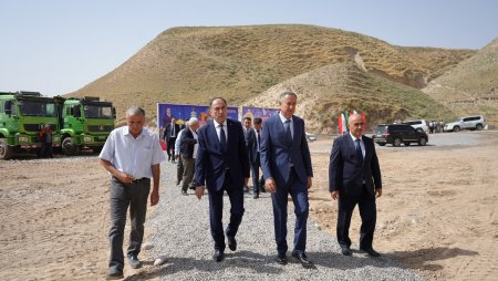 КӮЛОБ: БОЗДИДИ РАИСИ ВИЛОЯТИ ХАТЛОН АЗ ҶАРАЁНИ КОРҲОИ СОХТМОНӢ ДАР КОРХОНАИ ИСТЕҲСОЛИ ХИШТИ ПӮХТА