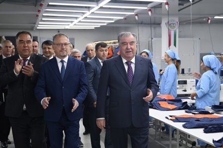 Ифтитоҳи корхонаҳои дӯзандагии ҶДММ “Ситораи тоҷ” ва ҶДММ “Лидер” дар шаҳри Хуҷанд