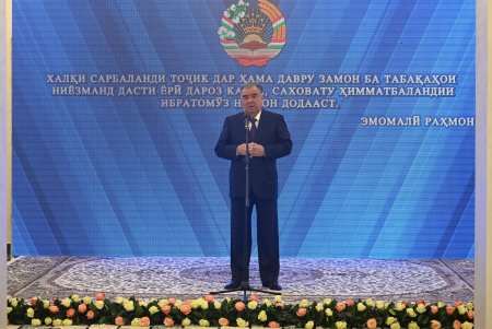 Тақдими тӯҳфаҳо ба ятимони кул ва супоридани калидҳои манзилҳои истиқоматӣ ба эҳтиёҷмандон дар шаҳри шаҳри Хуҷанд