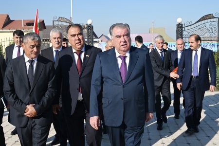 Тақдими туҳфаҳо ба наврасони ятим дар шаҳри Конибодом