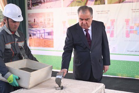 Гузоштани санги асоси бинои Муассисаи таҳсилоти миёнаи умумӣ дар кӯчаи ба номи Оимхол Абдуллоева