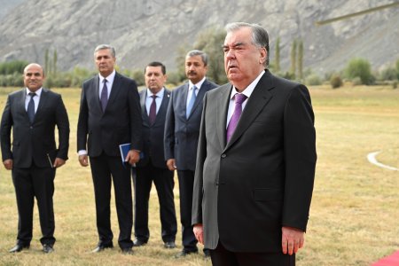 Истиқболи меҳмони олиқадр дар фурудгоҳи муваққатии ноҳияи Рӯшон