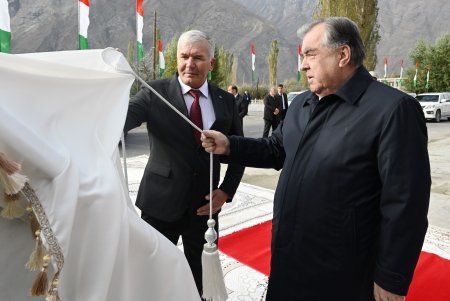 Ба истифода додани майдони Нишони давлатӣ дар ноҳияи Рӯшон