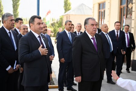 Тақдими туҳфа ба ятимон ва маъюбон дар ноҳияи Рӯшон