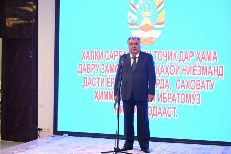 Тақдими туҳфаҳо ба ятимони кул дар шаҳри Хоруғ