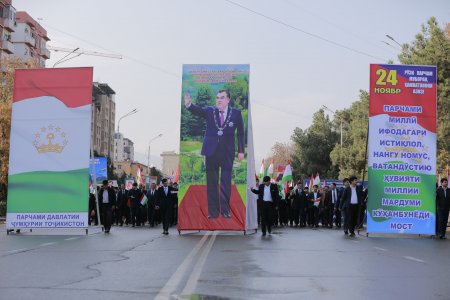 ХАТЛОН: ТАҶЛИЛИ РӮЗИ ПАРЧАМИ МИЛЛӢ БО РОҲПАЙМОӢ