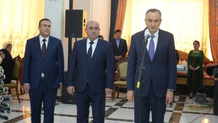 ТАҚДИМИ ТУҲФА ВА МУЛОҚОТИ РАИСИ ВИЛОЯТИ ХАТЛОН БО ЯТИМОН ДАР НОҲИЯИ ҶАЛОЛИДДИНИ БАЛХӢ