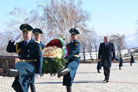 Маросими гулчанбаргузорӣ дар назди муҷассамаи “Уркун”