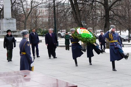 Гузоштани гулчанбар дар назди оромгоҳи Сарбози номаълум дар шаҳри Москваи Федератсияи Русия