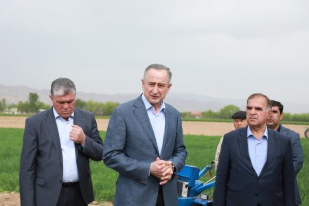 ҚУБОДИЁН: БОЗДИДИ РАИСИ ВИЛОЯТ АЗ САМАРАНОК ИСТИФОДАБАРИИ ЗАМИН ДАР ХОҶАГИИ ДЕҲҚОНИИ “РАҲМАТУЛЛО”
