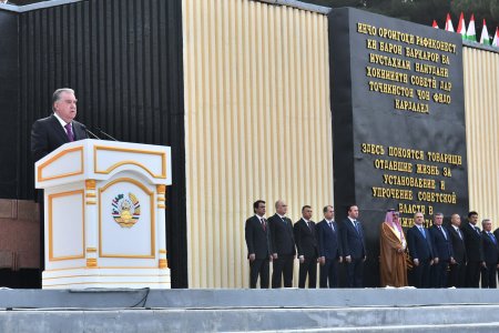 Иштирок дар маросими гулчанбаргузорӣ ва паради ҳарбӣ дар Боғи Ғалабаи шаҳри Душанбе