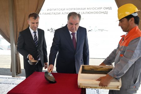 Гузоштани санги асос ба бунёди коргоҳи дару тиреза ва панелҳои алюминии ҶДММ Куруши Кабир Индастри дар ноҳияи Данғара