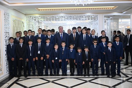 Мулоқот бо ятимон ва кӯдакон имконияташон маҳдуд дар ноҳияи Дарвоз