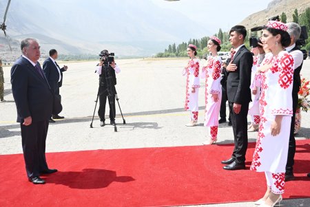 Истиқболи Пешвои миллат дар фурудгоҳи шаҳри Хоруғ